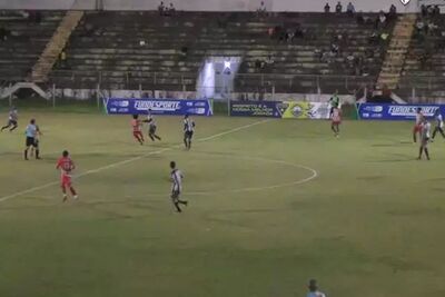 Jogadores de Coxim e Corumbaense no Estádio Arthur Marinho.