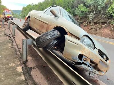 Carro parado após rampar guard-rail da BR-163.