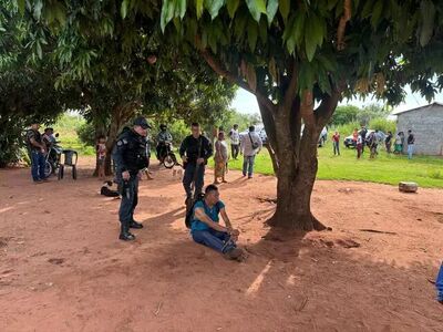 Delfino com braços e mãos amarrados no terreno da casa de Oldeir.