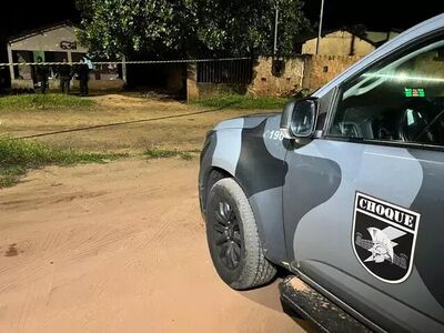 Viatura da PM em frente ao local onde ocorreram os fatos.