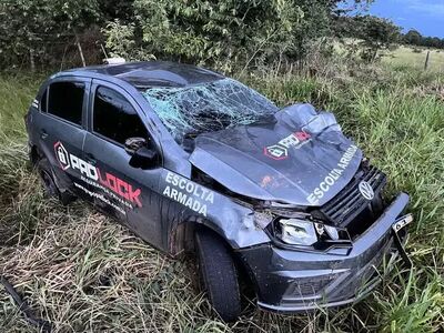 Gol capotado às margens da rodovia federal em Coxim.