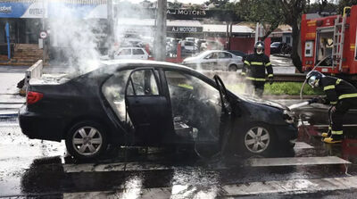 Veículo ficou destruído 