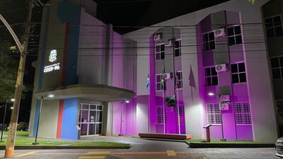 Prefeitura de Coxim recebe iluminação lilás em homenagem ao Dia da Mulher.