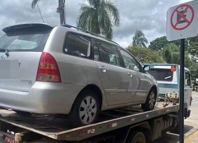 Carro foi apreendido e rebocado para o pátio credenciado ao Detran-MG.