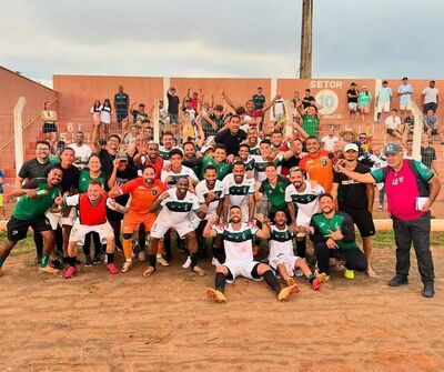 O time do FC Pantanal comemora goleada no Estádio Jacques da Luz, em Campo Grande.