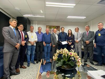 Diretores da ACICG, representantes do Setlog e deputados estaduais entregaram relatório de denúncias contra a CCR-MS Via ao MPF. Foto: Divulgação