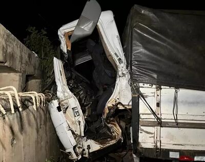 Cabine de caminhão ficou destruída após colisão. Foto: Sidney Assis/Imagem cedida