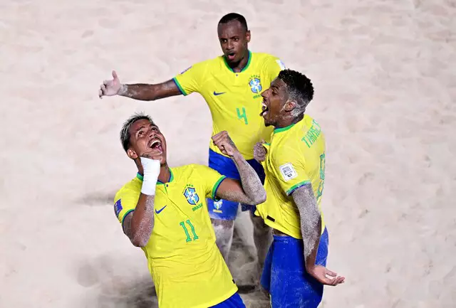 Mauricinho, Catarino e Thanger comemoram gol sobre a Itália, em uma das partidas difíceis na Copa de Beach Soccer de Seicheles. Foto: Tullio Puglia - FIFA/FIFA via Getty Images