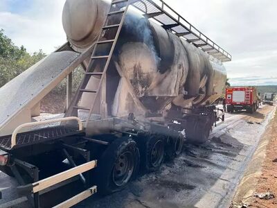 Carreta queimada em rodovia de Coxim. Foto: Sidney Assis, de Coxim