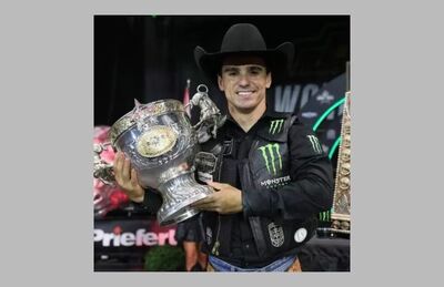 José Lemes, com o troféu da PBR. Foto: Reprodução/Instagram
