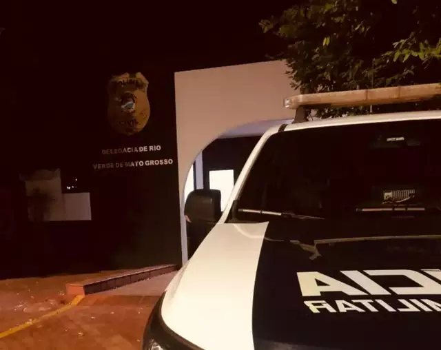 Viatura da Polícia Militar em frente à delegacia onde caso foi registrado. Foto: Rio Verde News