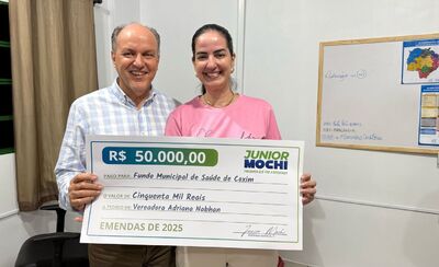 Deputado Júnior Mochi e a vereadora Adriana Nabhan com o chque simbólico de 50 mil reais para a Saúde. Foto: Divulgação 