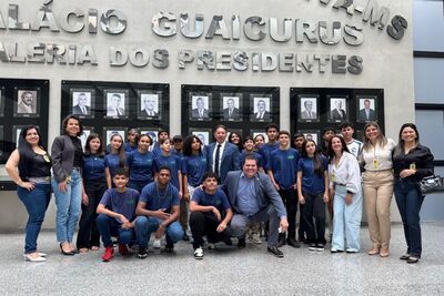 Estudantes da Escola Estadual Marcília Augusto Pinto, de Iguatemi, visitaram a ALEMS. Foto: Carlos Godoy