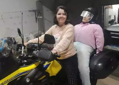 Isabella Matheus Jonsson fez de um boneco um maridio reborn para participar de um passeio de moto. Foto: Arquivo pessoal