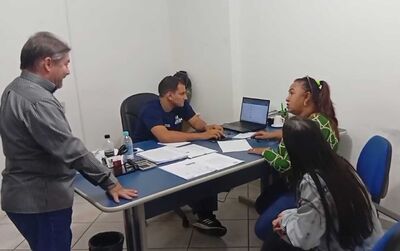 Em reunião, Edilson Magro, Lucia da AAVC, Américo Júnior e Rafaela Santos. Foto: Divulgação Assessoria parlamentar  