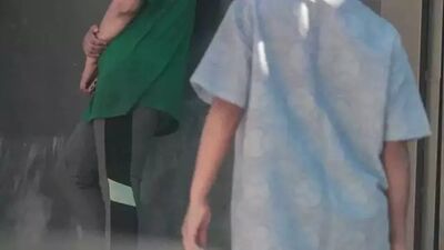 Mãe e menino que foi atacado por homem no bairro Rita Vieira na última quinta-feira. Foto: Marcos Maluf