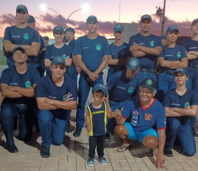 Rui Emanuel, de apenas 4 anos, com os militares. Foto: AssCom Social do 5º BPM  