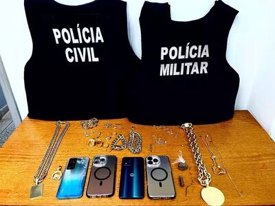 Cordões, aneis e pulseiras de ouro apreendidos na ação, além de celulares. Foto: Divulgação/PCMS