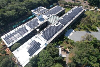Placas geradoras foram instaladas no teto da Casa Legislativa em uma área de 6.100 m². Foto: Divulgação  