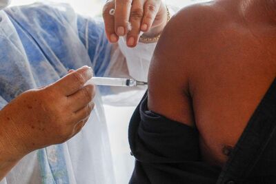 Homem é vacinado contra o vírus da gripe. Foto: Juliano Almeida/Arquivo