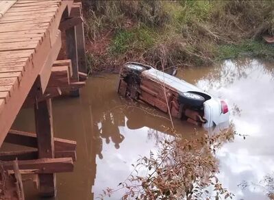 Veículo caiu no Rio Ivinhema na tarde deste domingo (13). Foto: Jornal da Nova