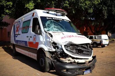 Ambulância que seguia para São Gabriel do Oeste teve a frente destruída após colidir com motocicleta na BR-163. Foto: Henrique Kawaminami