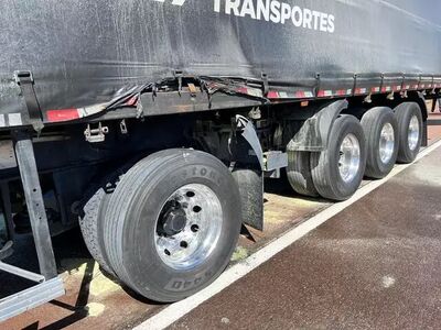 Carreta com lona queimada, às margens da BR-163. Foto: Sidney Assis
