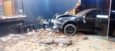 Motorista perde o controle de veiculo e invade barbearia em Coxim. Foto: Thiago Silva/F5 MS 