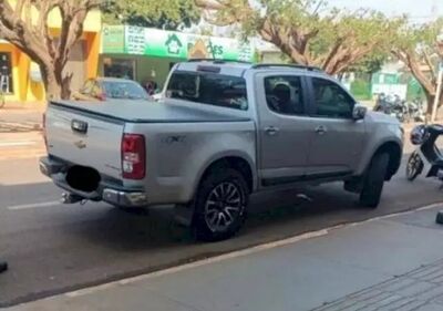 Caminhonete que provocou atropelamento; condutor não viu criança atravessando a rua. Foto: Caarapó News