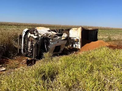 Carreta tombada na rodovia MS-162 após acidente. Foto: Divulgação/PMR