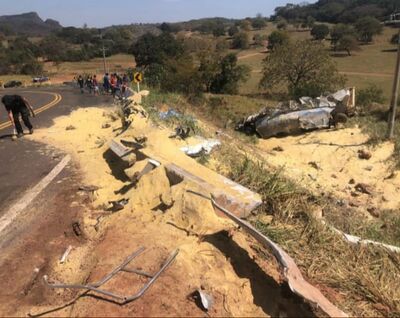 Caminhão ficou completamente destruído. Foto: Reprodução / Direto das ruas