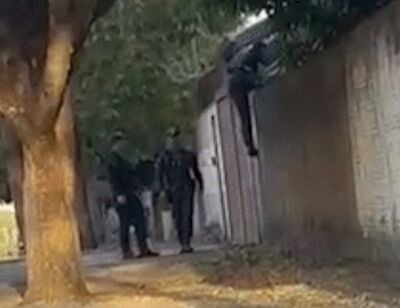 Polícia na casa do ex-prefeito de Alcinópolis. Foto: Reprodução vídeo Direto das Ruas  