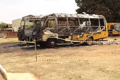 Ônibus incendiados em frente à Prefeitura de Juti. Foto: Reprodução