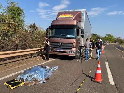 Corpo do motorista em frente ao caminhão após infarto. Foto: Sidney Assis