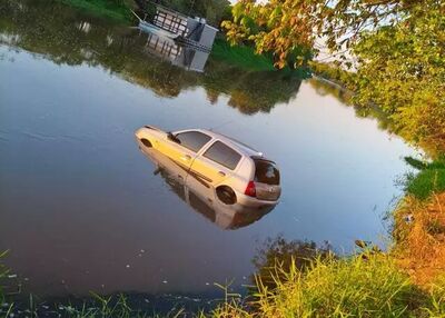 Carro dentro do Rio Dourado, após homem tentar matar ex-namorada. Foto: Direto das Ruas