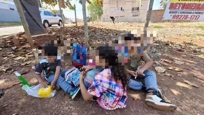 Crianças esperando a chegada dos pais e do Conselho Tutelar. Foto: Direto das Ruas