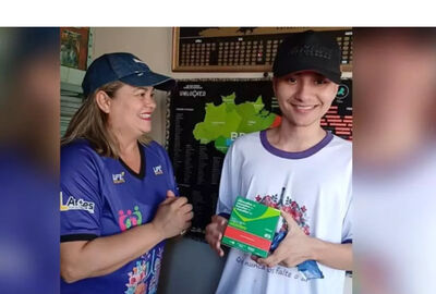 Neia e filho registraram momento emocionante ao receber novo medicamento (Arquivo pessoal)