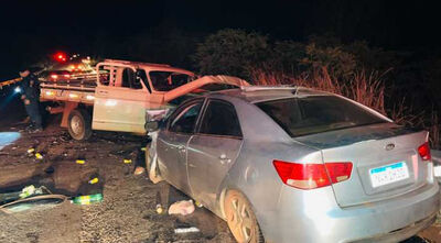 Colisão frontal deixou os dois veículos destruídos