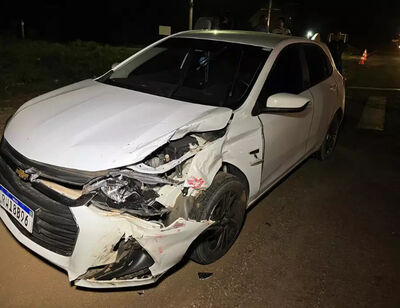Chevrolet Onix envolvido no acidente com a motocicleta na BR-163. Foto: Sidney Assis