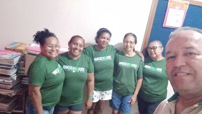 Professor Nildo Campos e alunas do curso Despertando. Foto: Divulgação 