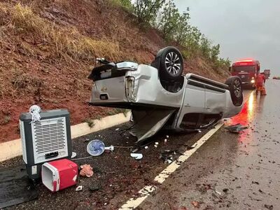 Carro capotado às margens da rodovia, na contramão. Foto: Sidney Assis