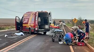 Corpo da vítima ao lado da ambulânicia do Corpo de Bombeiros. Foto: Veja Folha MS