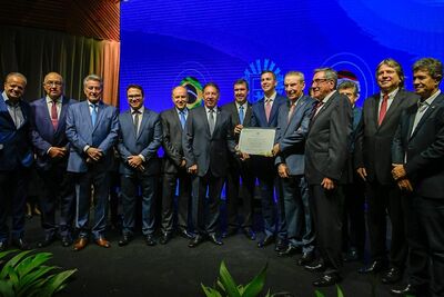 Gerson entrega Título de Cidadão Sul-Mato-Grossense ao presidente do Paraguai. Foto: Divulgação 