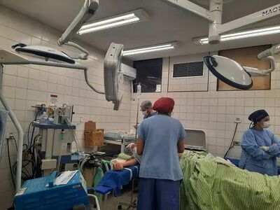 Médicos realizando procedimento durante ação do programa Agora tem Especialistas, no HU da UFMS. Foto: Divulgação