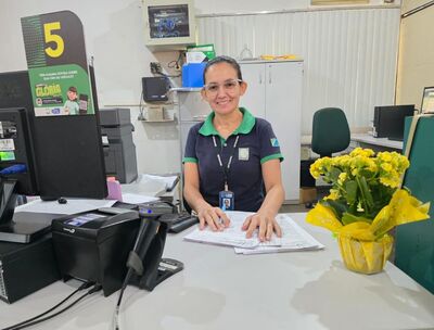 Juliana Bressan é retribuída com carinho pelo bom atendimento na agência do Detran de Coxim. Foto: Valdeir Simão 