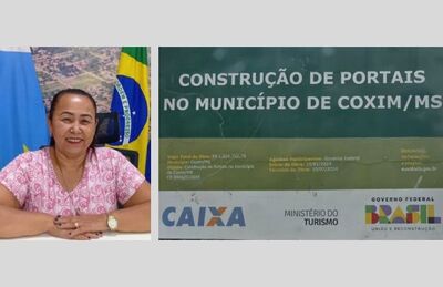 Vereadora Lúcia da AAVC e a placa da obra dos portais em Coxim. Foto: Assessoria e Valdeir Simão/Diário X 