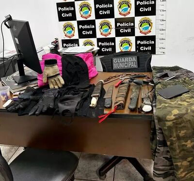Facas, luvas, roupas e celular encontrados com os adolescentes. Foto: Reprodução/Polícia Civil