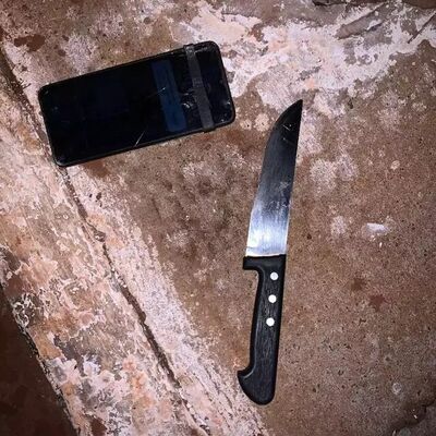 Faca usada no crime e celular do autor foram apreendidos pela Polícia Militar. Foto: Direto das Ruas