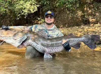Jonathan e o pintado que fez a alegria do sábado de pescaria. Foto/Arquivo pessoal