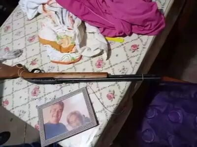 Porta-retratos e arma achada no quarto do casal. Foto: Divulgação/PCMS